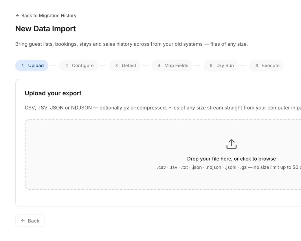 Asistente de importación de nuevos datos de mDOS: los seis pasos Subir, Configurar, Detectar, Mapear campos, Prueba de ejecución y Ejecutar, en el paso de subida